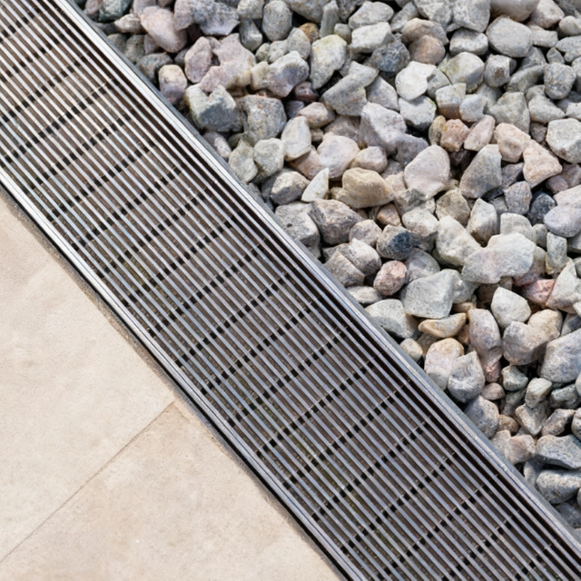 Drainage of reinforced grating on platform lane