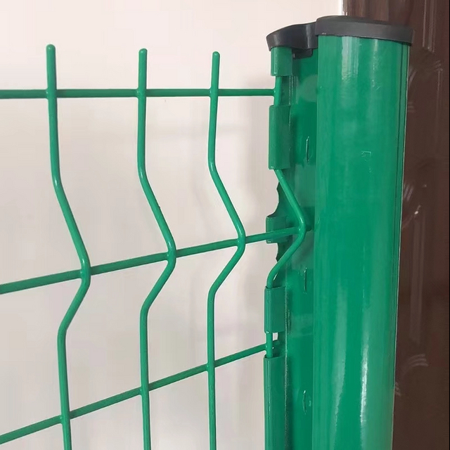 Green Peach Post Fence: Galvanized Wire Mesh for Outdoor Enclosures
